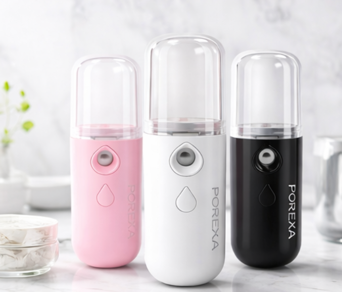 Porexa gezicht mist apparaat op badkamer tafel met skincare producten
